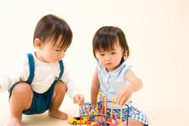 幼い幼児がおもちゃで遊ぶ様子