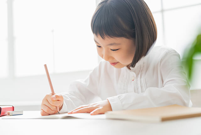 知能検査を受けている女の子